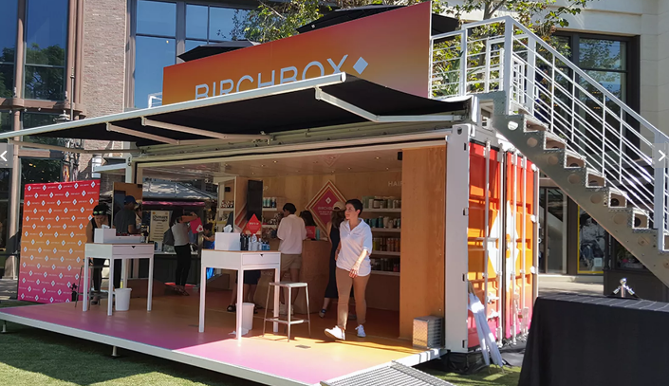 Pop-up-store-outdoors-1492519610